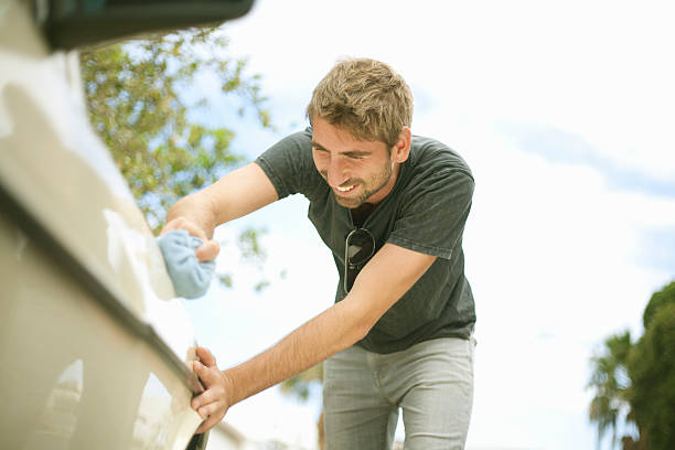 Homme qui entretient sa voiture